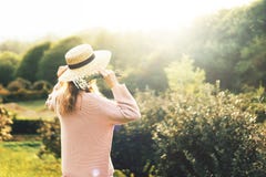 Parte traseira da menina no provence que olha o por do sol imagens de stock Parte traseira da menina no provence que olha o por do sol imagens de stock