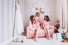 Partei f?r M?dchen Freundinnen trinken rosa Champagner vor der Heiratszeremonie in den rosa Pyjamas lizenzfreie stockbilder Partei f?r M?dchen Freundinnen trinken rosa Champagner vor der Heiratszeremonie in den rosa Pyjamas lizenzfreie stockbilder
