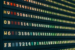 Partenza di volo ed arrivi del bordo di informazioni degli aerei in aeroporto immagine stock Partenza di volo ed arrivi del bordo di informazioni degli aerei in aeroporto immagine stock