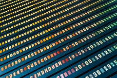 Partenza di volo ed arrivi del bordo di informazioni degli aerei in aeroporto immagine stock libera da diritti Partenza di volo ed arrivi del bordo di informazioni degli aerei in aeroporto immagine stock libera da diritti