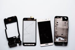 Partes de smartphones rotos dañados fotografía de archivo Partes de smartphones rotos dañados fotografía de archivo
