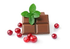 Partes do close-up de barra de chocolate do leite com arando e a hortelã frescos foto de stock royalty free Partes do close-up de barra de chocolate do leite com arando e a hortelã frescos foto de stock royalty free