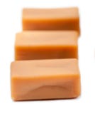 Partes salgadas caseiros do caramelo isoladas no fundo branco com Imagens de Stock Partes salgadas caseiros do caramelo isoladas no fundo branco com Imagens de Stock