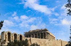 Parthenon pod odświeżaniem na akropolu Ateny Grecja z Odeon Herodes Atticus - kamienny theatre struktury locat zdjęcia royalty free Parthenon pod odświeżaniem na akropolu Ateny Grecja z Odeon Herodes Atticus - kamienny theatre struktury locat zdjęcia royalty free