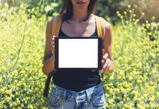 Participation de hippie de vue de nature dans la tablette de mains Voyageur de fille à l'aide de l'instrument sur la fusée du sol photo stock Participation de hippie de vue de nature dans la tablette de mains Voyageur de fille à l'aide de l'instrument sur la fusée du sol photo stock