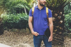 Participation de personne de hippie dans le comprimé numérique de mains masculines avec l'écran vide, position de type de vue de images libres de droits Participation de personne de hippie dans le comprimé numérique de mains masculines avec l'écran vide, position de type de vue de images libres de droits