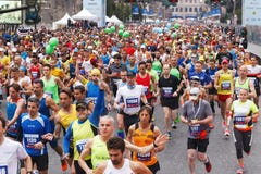 Partida dos atletas da maratona fotografia de stock Partida dos atletas da maratona fotografia de stock