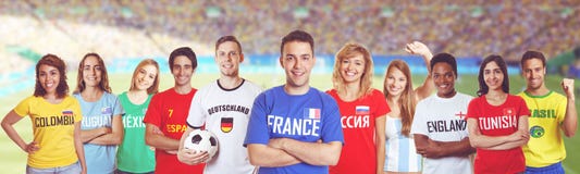 Partidario de risa del fútbol de Francia con las fans de la otra cuenta imagen de archivo Partidario de risa del fútbol de Francia con las fans de la otra cuenta imagen de archivo