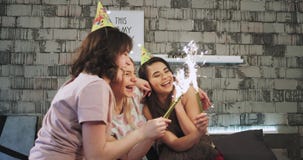 Partido del feliz cumpleaños en casa, adolescente étnico multi tres que pasa un buen rato en un dormitorio moderno, tomando algun metrajes Partido del feliz cumpleaños en casa, adolescente étnico multi tres que pasa un buen rato en un dormitorio moderno, tomando algun metrajes