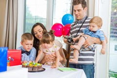 Partij van de familie de Vierende Verjaardag thuis stock afbeeldingen Partij van de familie de Vierende Verjaardag thuis stock afbeeldingen