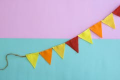 Partijvlaggen die op blauwe en roze achtergrond hangen Royalty-vrije Stock Afbeelding Partijvlaggen die op blauwe en roze achtergrond hangen Royalty-vrije Stock Afbeelding