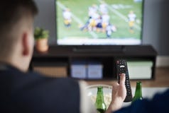 Partita di football americano di sorveglianza fotografia stock libera da diritti Partita di football americano di sorveglianza fotografia stock libera da diritti