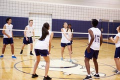 Partita di pallavolo della High School in palestra fotografia stock libera da diritti Partita di pallavolo della High School in palestra fotografia stock libera da diritti