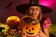 Partito di Halloween con un bambino che mostra caramella fotografia stock libera da diritti Partito di Halloween con un bambino che mostra caramella fotografia stock libera da diritti
