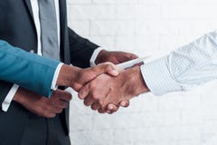Partnera handshaking po szyldowego biznesu kontrakta obrazy royalty free Partnera handshaking po szyldowego biznesu kontrakta obrazy royalty free