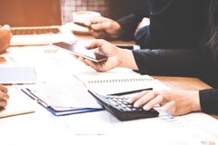 Partners en groepswerk die grafiek van financieel bespreken royalty-vrije stock foto Partners en groepswerk die grafiek van financieel bespreken royalty-vrije stock foto