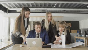 Partnery biznesowi dyskutuje dokumenty i pomys?y przy spotkaniem zbiory wideo Partnery biznesowi dyskutuje dokumenty i pomys?y przy spotkaniem zbiory wideo