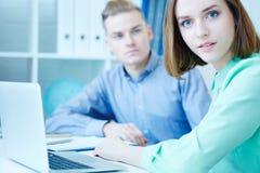 Partnery biznesowi używa laptop i dyskutować nowy zaczynają up projekt Przyjemność od pracy wpólnie obrazy royalty free Partnery biznesowi używa laptop i dyskutować nowy zaczynają up projekt Przyjemność od pracy wpólnie obrazy royalty free