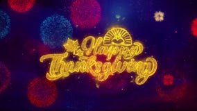 Partículas felices de la chispa del texto de ThanksgivingGreeting en los fuegos artificiales coloreados Partículas felices de la chispa del texto de ThanksgivingGreeting en los fuegos artificiales coloreados