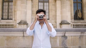 Pary?, Francja, Kwiecie? 2019 Młody człowiek w białej koszulowej robi fotografii z ekranową kamerą na tle louvre muzeum zbiory wideo Pary?, Francja, Kwiecie? 2019 Młody człowiek w białej koszulowej robi fotografii z ekranową kamerą na tle louvre muzeum zbiory wideo