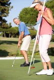 pary kursu golfowy target1242_0_ senior obraz royalty free pary kursu golfowy target1242_0_ senior obraz royalty free