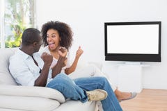Pary obsiadanie na leżance wpólnie ogląda tv obraz stock Pary obsiadanie na leżance wpólnie ogląda tv obraz stock