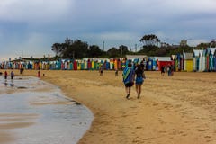 Pary odprowadzenie wzdłuż Brighton kąpania Boksuje, jeden popularni przyciąganie podróży miejsca w Melbourne, lokalizować na Dend fotografia stock Pary odprowadzenie wzdłuż Brighton kąpania Boksuje, jeden popularni przyciąganie podróży miejsca w Melbourne, lokalizować na Dend fotografia stock