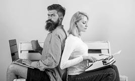 Pasado de moda contra moderno, anticuado contra nuevo El ordenador portátil y la mujer elegantes modernos del uso del trabajo del fotos de archivo Pasado de moda contra moderno, anticuado contra nuevo El ordenador portátil y la mujer elegantes modernos del uso del trabajo del fotos de archivo