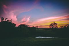 Pascolo di Midwest al tramonto immagini stock libere da diritti Pascolo di Midwest al tramonto immagini stock libere da diritti