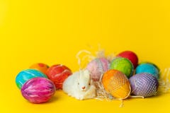 Pascua feliz - colorida, huevos de Pascua pintados a mano, en colores pastel en un amarillo, fondo de la primavera imagen de archivo libre de regalías Pascua feliz - colorida, huevos de Pascua pintados a mano, en colores pastel en un amarillo, fondo de la primavera imagen de archivo libre de regalías
