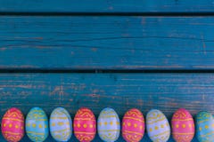 Pasen-chocoladeeieren, blauwe bank, Pasen-achtergrond royalty-vrije stock afbeelding Pasen-chocoladeeieren, blauwe bank, Pasen-achtergrond royalty-vrije stock afbeelding