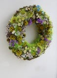 Pasen-kroon met bloemen en eieren Royalty-vrije Stock Foto Pasen-kroon met bloemen en eieren Royalty-vrije Stock Foto