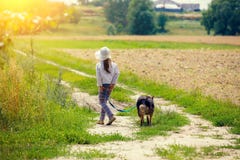 Paseo de la niña con el perro foto de archivo libre de regalías Paseo de la niña con el perro foto de archivo libre de regalías