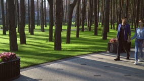 Paseo de la señora y del varón y el hablar al aire libre metrajes Paseo de la señora y del varón y el hablar al aire libre metrajes