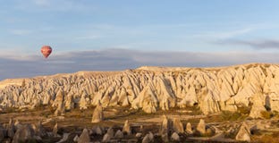Paseo del globo de la puesta del sol en Cappadocia, Turquía fotografía de archivo libre de regalías Paseo del globo de la puesta del sol en Cappadocia, Turquía fotografía de archivo libre de regalías