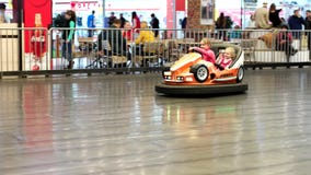 Paseo feliz de los niños en la máquina de los niños Paseo feliz de los niños en la máquina de los niños