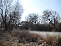 paseo temprano de la primavera a lo largo del lago fotos de archivo libres de regalías paseo temprano de la primavera a lo largo del lago fotos de archivo libres de regalías