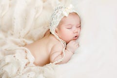 Pasgeboren baby die vreedzaam slapen stock afbeeldingen Pasgeboren baby die vreedzaam slapen stock afbeeldingen