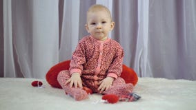 Pasgeboren baby die zijn handen slaan stock video Pasgeboren baby die zijn handen slaan stock video