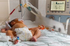 Pasgeboren baby met hyperbilirubinemia bij de ademhaling van machine met de sensor van impulsoximeter en perifere intraveneuze ca stock foto Pasgeboren baby met hyperbilirubinemia bij de ademhaling van machine met de sensor van impulsoximeter en perifere intraveneuze ca stock foto