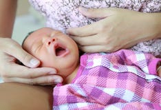 Pasgeboren babyjongen die op moederoverlapping geeuwen royalty-vrije stock fotografie Pasgeboren babyjongen die op moederoverlapping geeuwen royalty-vrije stock fotografie