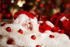 Pasgeboren de babyslaap van Kerstmis in de hoed van de Kerstman royalty-vrije stock foto Pasgeboren de babyslaap van Kerstmis in de hoed van de Kerstman royalty-vrije stock foto