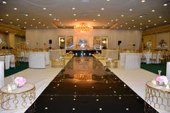 Pasillo del banquete adornado para el banquete de boda imágenes de archivo libres de regalías Pasillo del banquete adornado para el banquete de boda imágenes de archivo libres de regalías