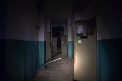 Pasillo oscuro terrible fantasmagórico en el hospital arruinado viejo, perspectiva fotografía de archivo libre de regalías Pasillo oscuro terrible fantasmagórico en el hospital arruinado viejo, perspectiva fotografía de archivo libre de regalías