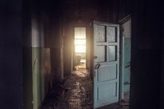 Pasillo oscuro vacío sucio en el edificio abandonado, puertas, luz en el extremo, perspectiva, manera a la libertad foto de archivo Pasillo oscuro vacío sucio en el edificio abandonado, puertas, luz en el extremo, perspectiva, manera a la libertad foto de archivo