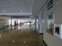Pasillo y señalización del aeropuerto internacional de Tulsa a las puertas foto de archivo Pasillo y señalización del aeropuerto internacional de Tulsa a las puertas foto de archivo