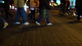 Paso de peatones que cruza de la gente en ciudad la noche de New York City enciende el fondo Paso de peatones que cruza de la gente en ciudad la noche de New York City enciende el fondo
