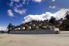 Paso del La de Dochu, Bhután con 108 Chorten fotos de archivo libres de regalías Paso del La de Dochu, Bhután con 108 Chorten fotos de archivo libres de regalías