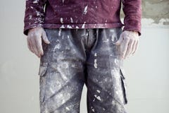 Passa i pantaloni sporchi di intonacare l'uomo del pittore Fotografia Stock Passa i pantaloni sporchi di intonacare l'uomo del pittore Fotografia Stock