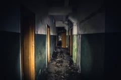 Passage couvert dans le bâtiment abandonné rampant, couloir effrayant sombre avec beaucoup de portes, concept de fond d'horreur photos stock Passage couvert dans le bâtiment abandonné rampant, couloir effrayant sombre avec beaucoup de portes, concept de fond d'horreur photos stock